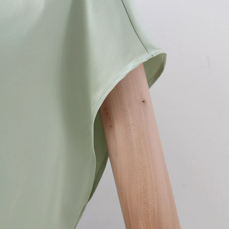 2023    ο 巹 ȿ   ƾ   Ȱ V-neck ƴ õ ž