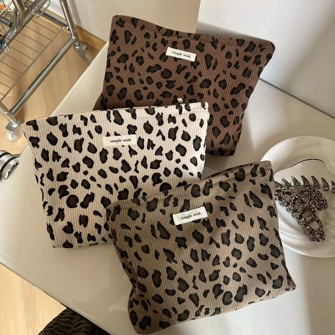 Corduroy Retro Leopard Pattern Makeup Bag Lipstick Cosmetic Organizer Zipper Bag Travel Washing and Storage Bag for Women 2