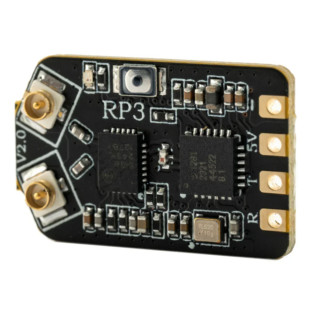 Gros plan sur le RadioMaster RP3 ELRS 2.4GHz diversité antenne, détails des chips et ports