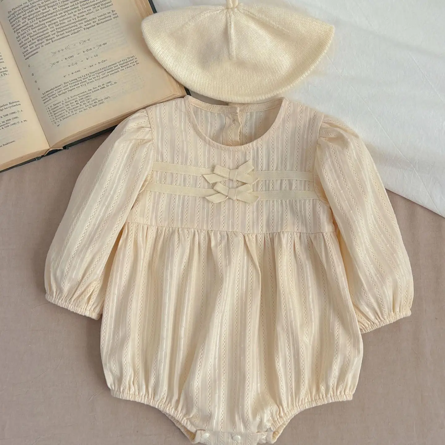 

2024 г. Весенний хлопковый боди с длинными рукавами и милым бантом для маленьких девочек; Модный повседневный комбинезон для новорожденных мальчиков; Костюм для малышей; Детский комбинезон