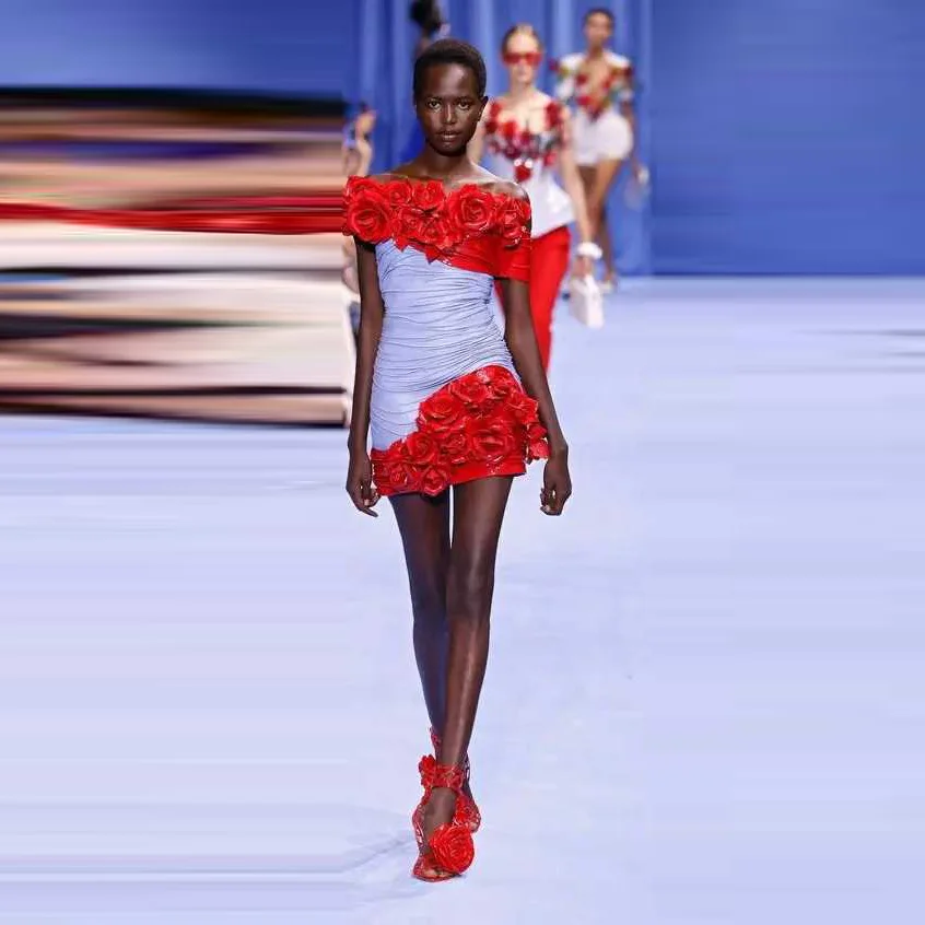 

Женское платье с открытыми плечами и цветочным принтом, в складку