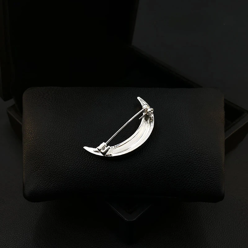 A Curved Moon Brooch High-End Men Women Suit Neckline Accessories Elegant Pin Corsage Clothes Decoration Jewelry Badge Gift 5600