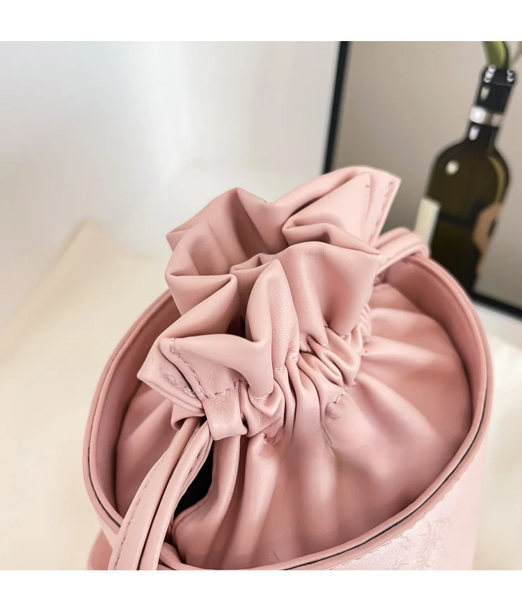 New Chinese style niche design with drawstring cylinder crossbody 2024 new trendy and versatile casual small bag_voghion.com