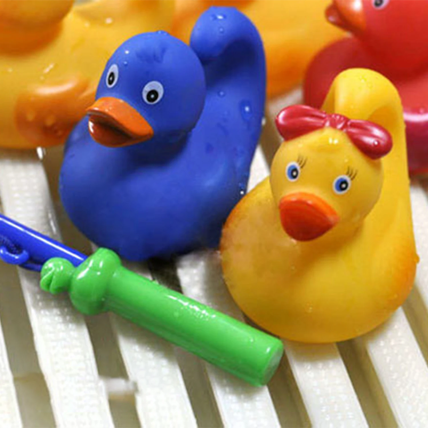 8 Pcs Bathtub Toy Duck Fishing Game - 2 toy fishing rods and 6 rubber ducks - teach numbers 6