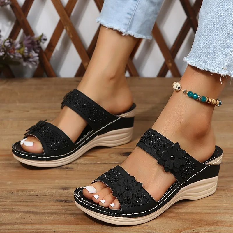 

2024 Spring Summer New Outdoor Slippers Solid Color Leather Overlay Belt Buckle Decoration Open Toe Thick Sole Beach Sandalsa
