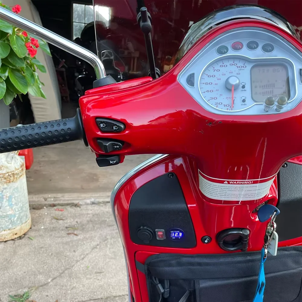 Caricabatterie Auto Con Voltmetro E Temperatura – Accessorio Per Accendisigari 12-24V, 2 Porte USB 4.2A, Rosso, Con Staffa - 5