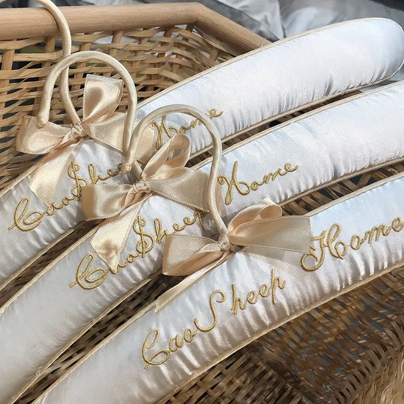 

Clothes Hanger Adult Letter Geometric Pattern Embroidery Black White Color Matching European Suitable for Hotel Wardrobe Storage