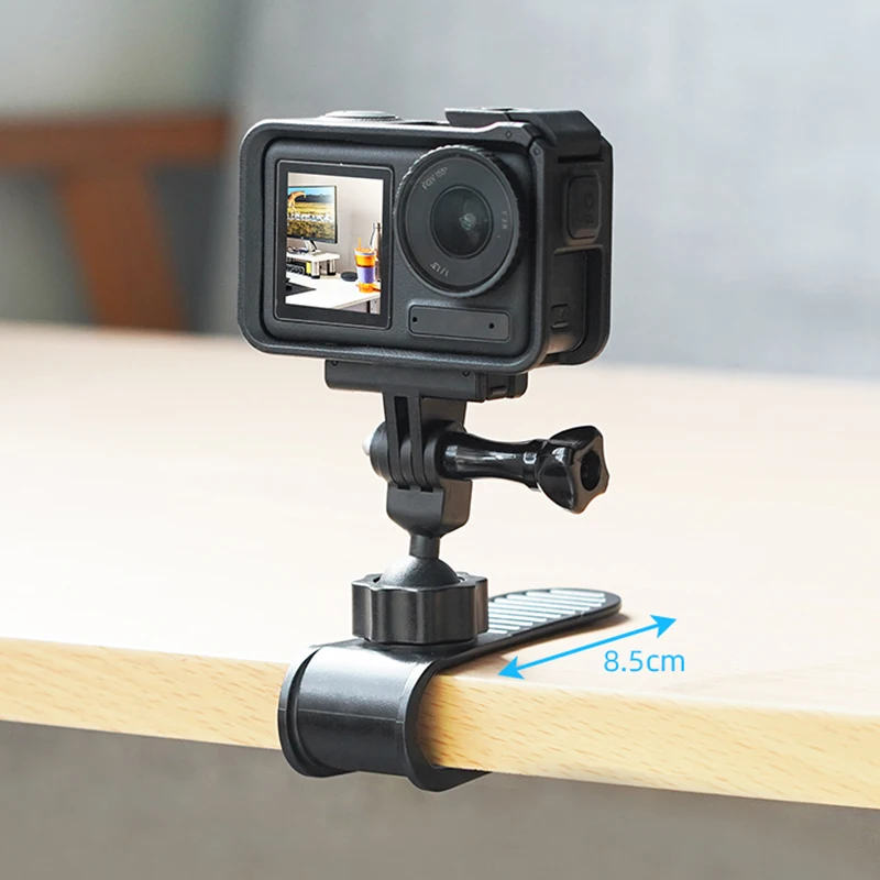 Support de voiture GoPro pour caméra d'action installé sur un pare-soleil, vue rapprochée de la fixation.