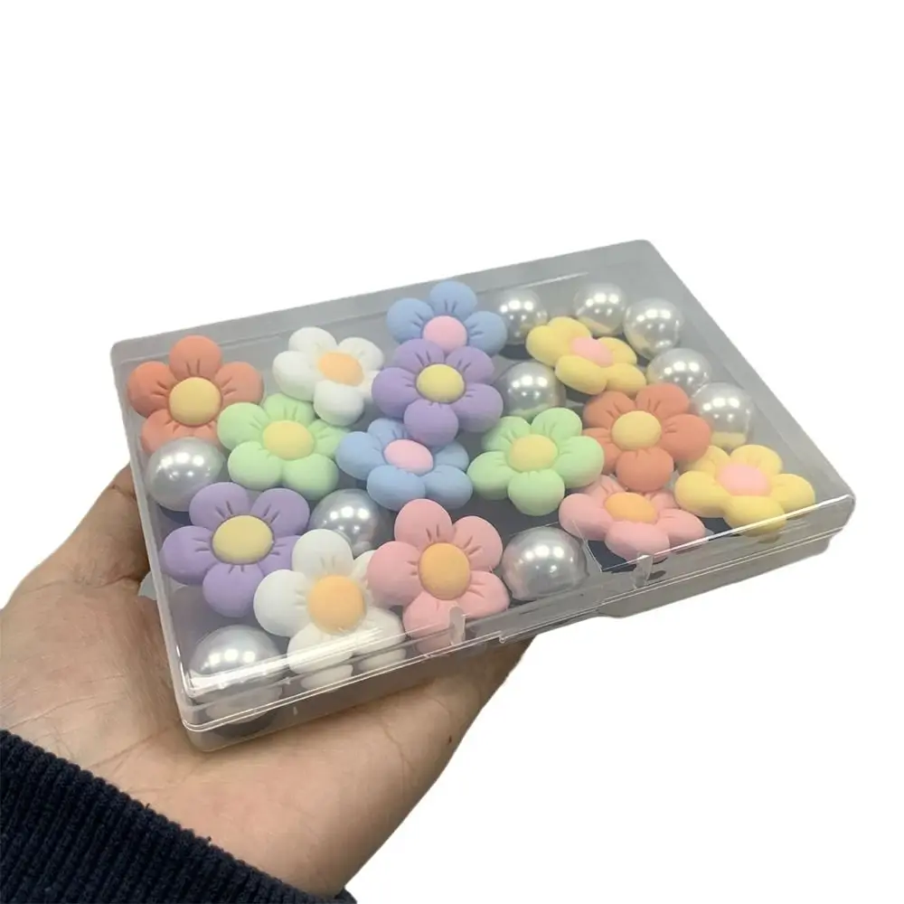 Vue rapprochée des perles et fleurs à clipser