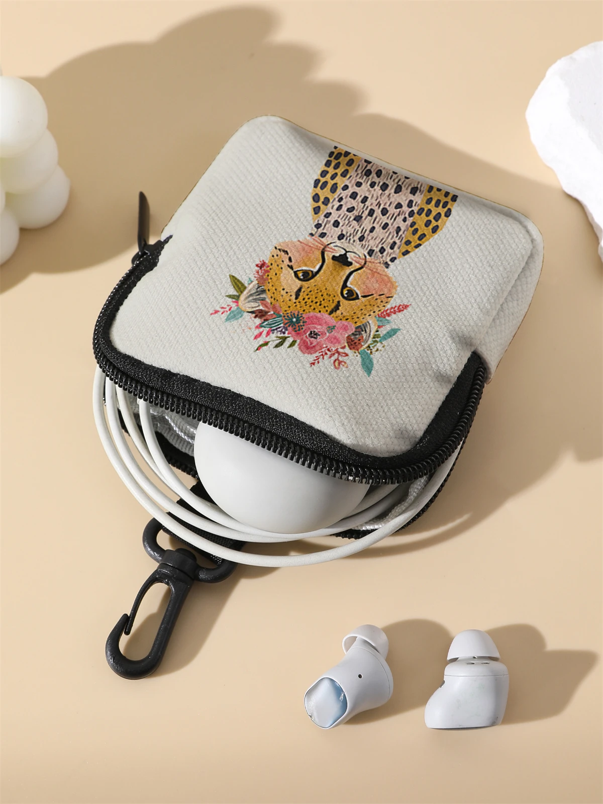 Cheetah patterned large capacity coin wallets, digital printed wallets, and storage bags are ideal choices for gift giving