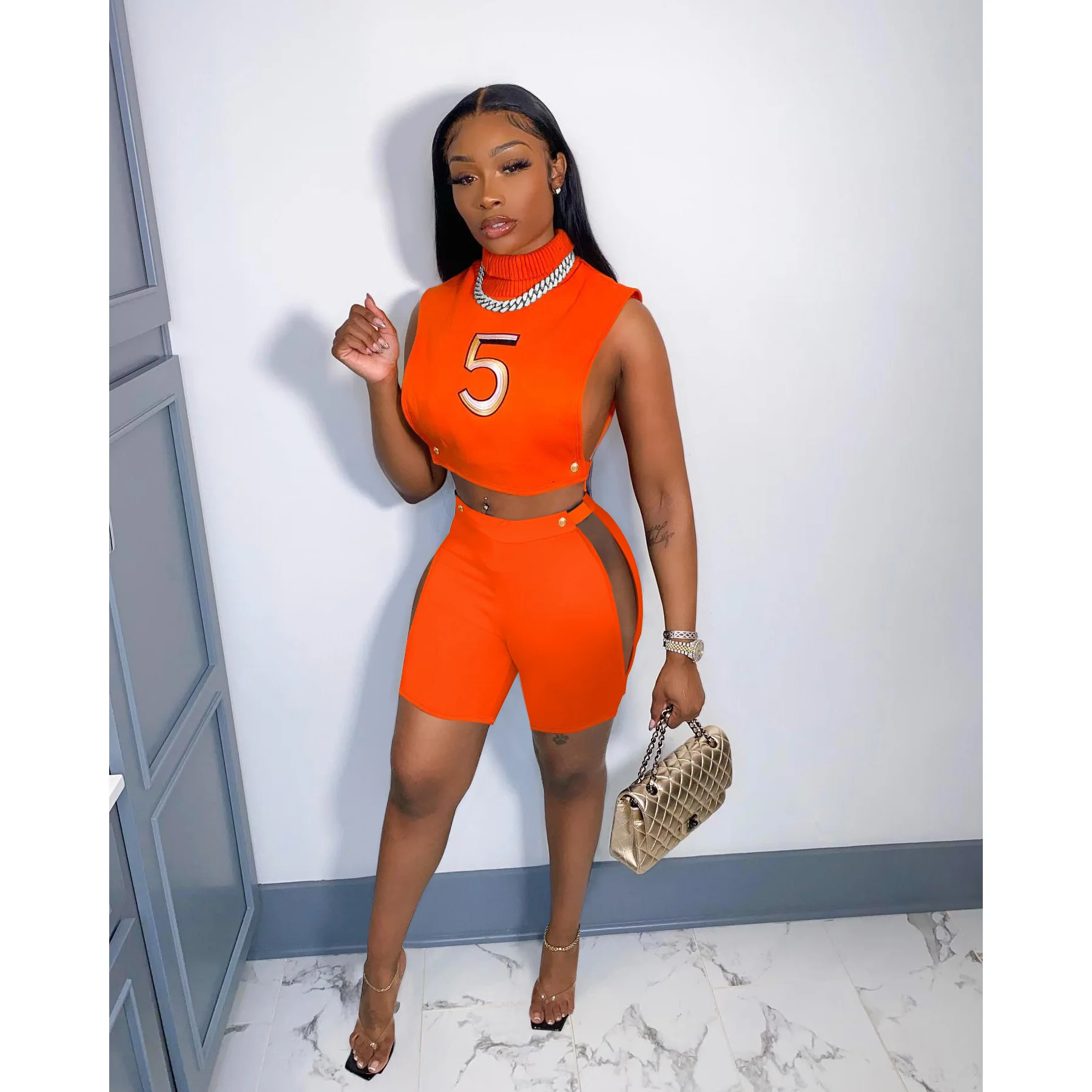 

Новые товары в Европе для лета рекомендуют модные повседневные облегающие шорты с высоким воротником без рукавов и надписью.