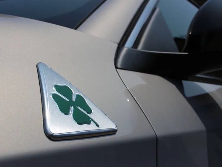 Alfa-Romeo-quatrefoil-green-delta-Car-Side-Fender-Emblem-Badge-Sticker-for-Alfa-4C-8C-147