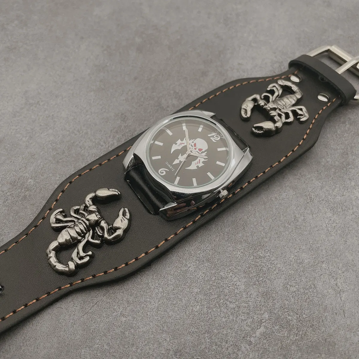 

Металлические кварцевые мужские наручные часы с 3d-изображением скорпиона, черепа, Хэллоуина, модные мужские часы с большим циферблатом, пряжкой-иглой, рок