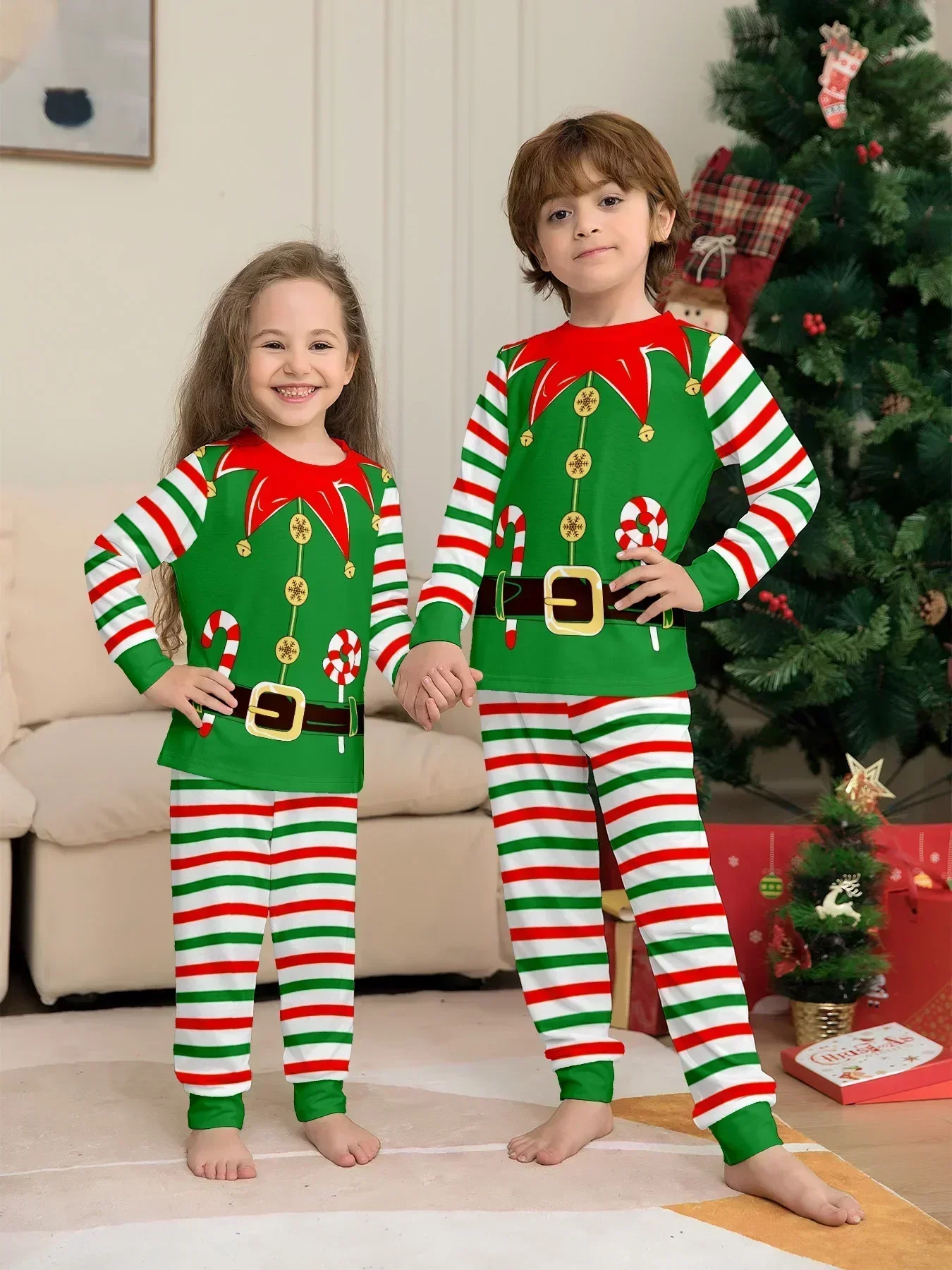 thumbnail image 5 of 2025 Nuevo conjunto de ropa a juego para mamá, hija, papá e hijo con estampado de dibujos animados, ropa familiar navideña, mono para bebé y perro, pijama con lindo aspecto navideño, 5 of 5
