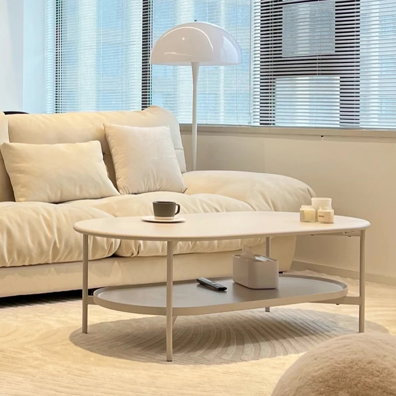 

Овальный журнальный столик содержит двойные облака и молочно-белую древесину.