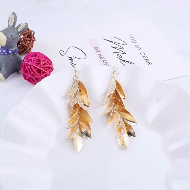 반짝이는 금속 잎으로 제작된 트렌디하고 고전적인 클립 귀걸이