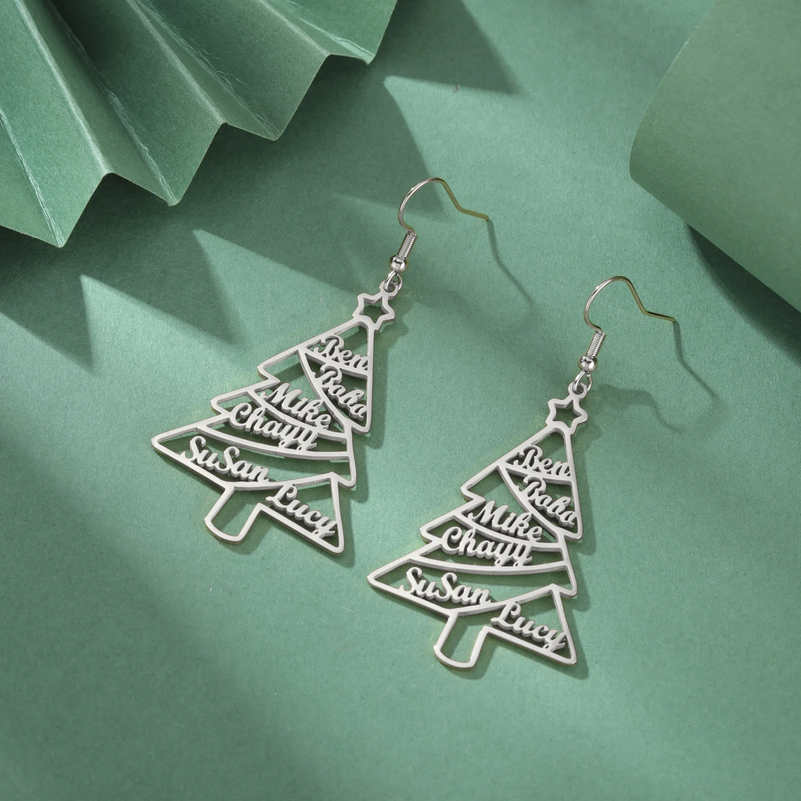 맞춤형 크리스마스 트리 요소 귀걸이 맞춤형 디자인 여러 이름을 사용하여 패셔너블한 독특한 시즌 맛을 선보입니다.