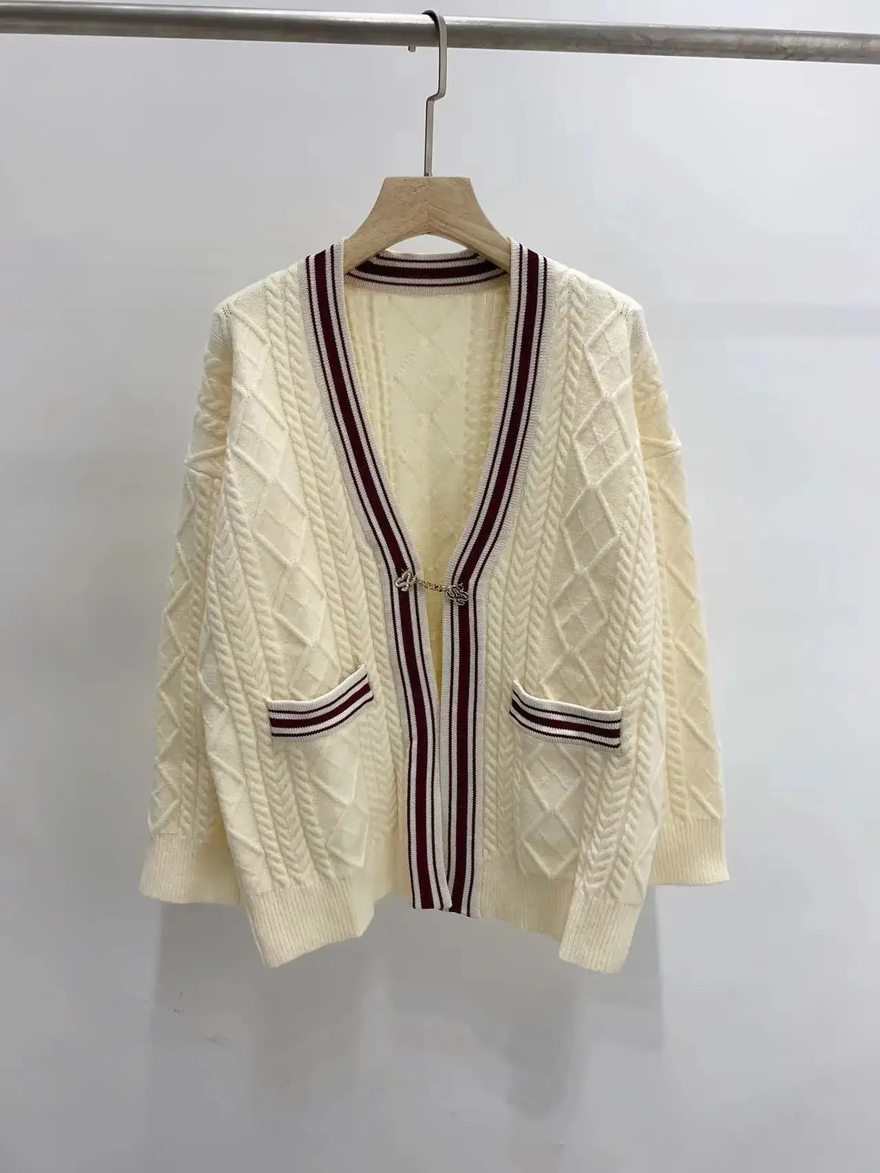 

Office Lady Twist Pattern Beige Loose Cardigan Sweater Casual V-neck Long Sleeve Sweaters Autumn 2022 Vintage Cardigan for Women