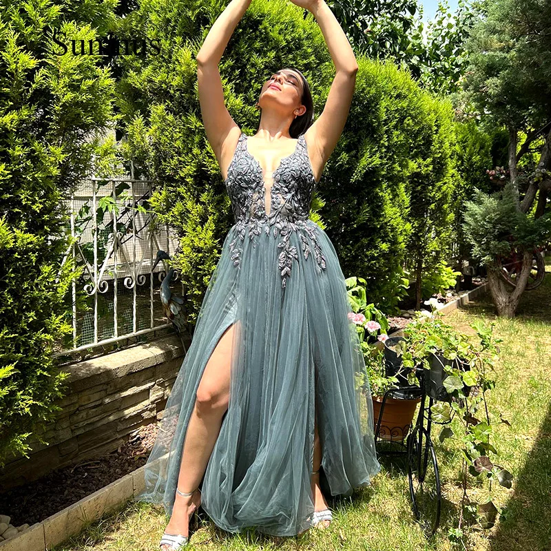 

Платье для выпускного вечера серое, с V-образным вырезом и Боковым Разрезом