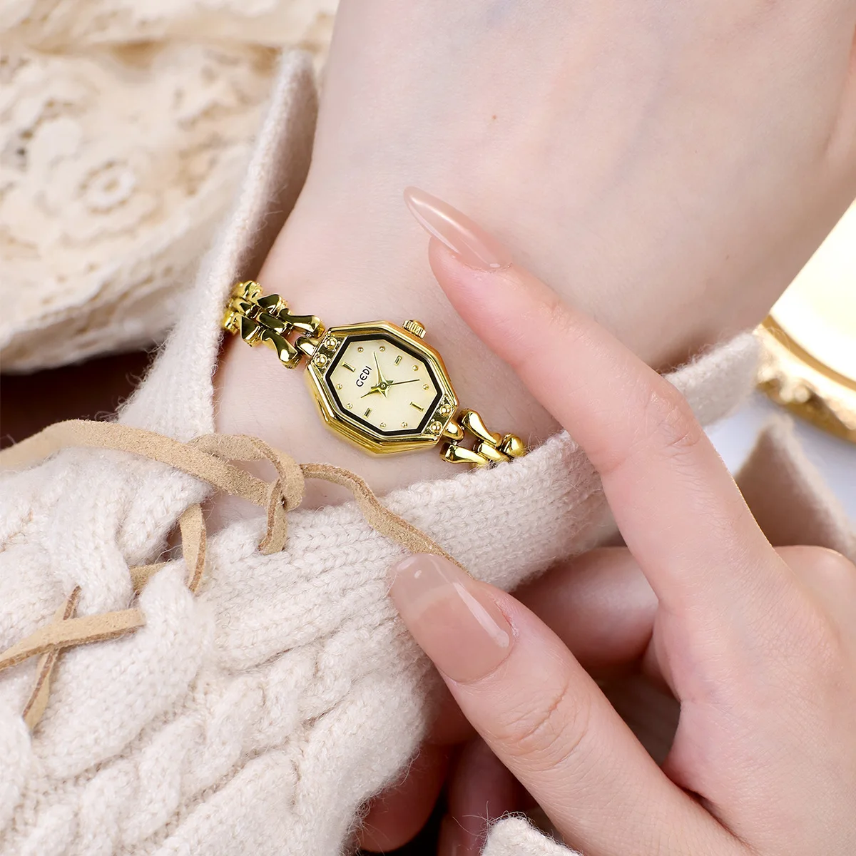GEDI Elegant Retro Metal Bracelet Women's Luxury Quartz Wristwatch