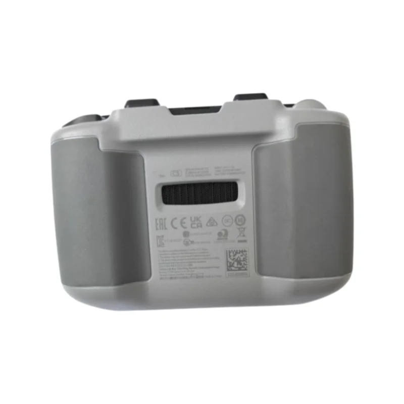 Télécommande RC-N1 d'origine DJI tenue en main montrant les sticks et boutons de contrôle