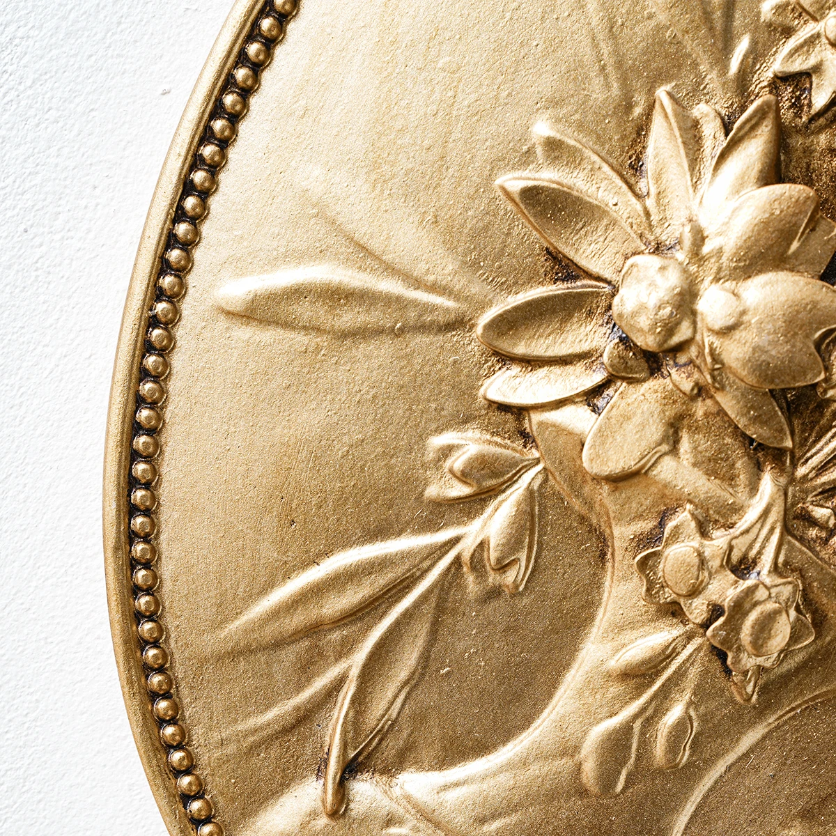 1PC, gold oval imitation relief carved resin material pendant, suitable for family hotel decoration and photography props