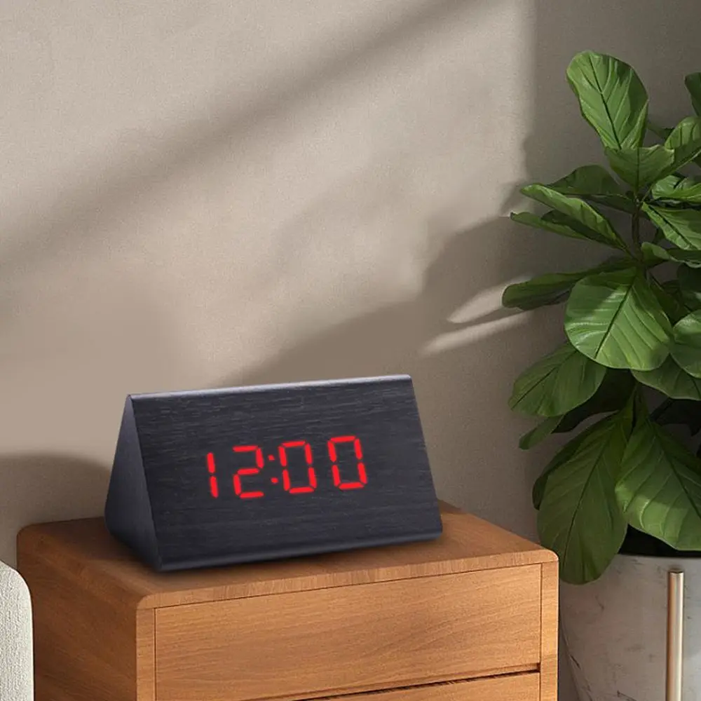 Réveil Numérique Triangulaire élégant à Piles Avec Triple Alarmes Et Une Veilleuse Douce Pour Un Environnement De Sommeil Confortable (blanc - 3