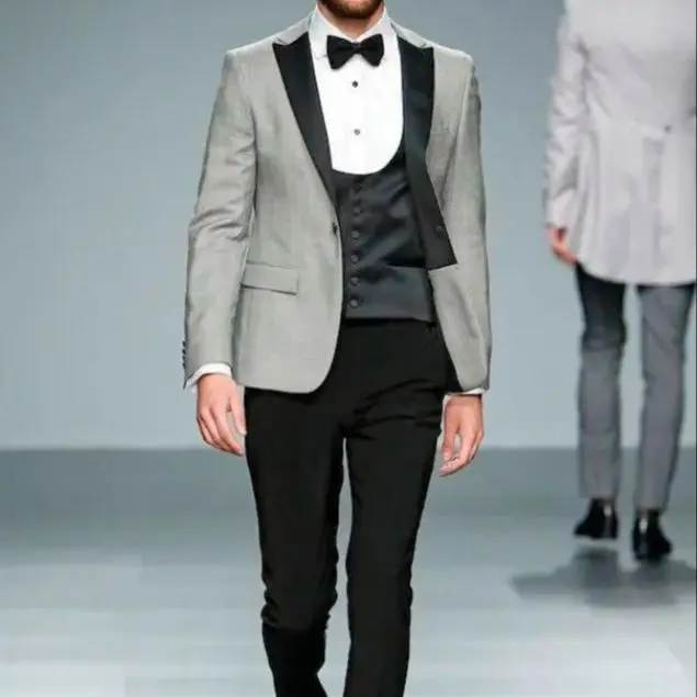 Fashion Light Grey Groom Tuxedos Peak Lapel Groomsmen Mens Wedding Wear Excellent Man Jacket Blazer 3 Piece Suit(Jacket+Pants+Ve