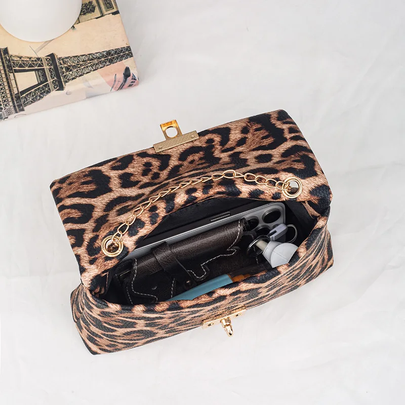 2025 Winter Personalized Bag For Female Niche Design Retro Single Shoulder Crossbody Bag Western Chain Bag Casual Small Square B