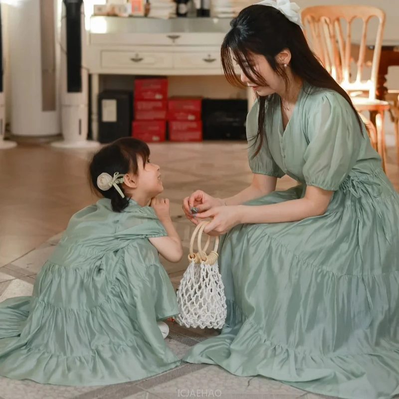 فساتين متطابقة للأم والإبنة باللون الأبيض أو الأخض...