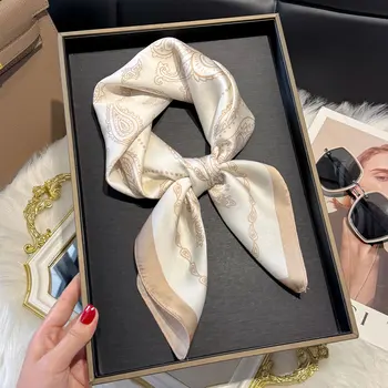 2025 New Fashion 70X70cm Sciarpa da donna Sciarpa di seta con stampa paisley Scialle quadrato Fascia decorativa Collo Bandana di design di lusso 1