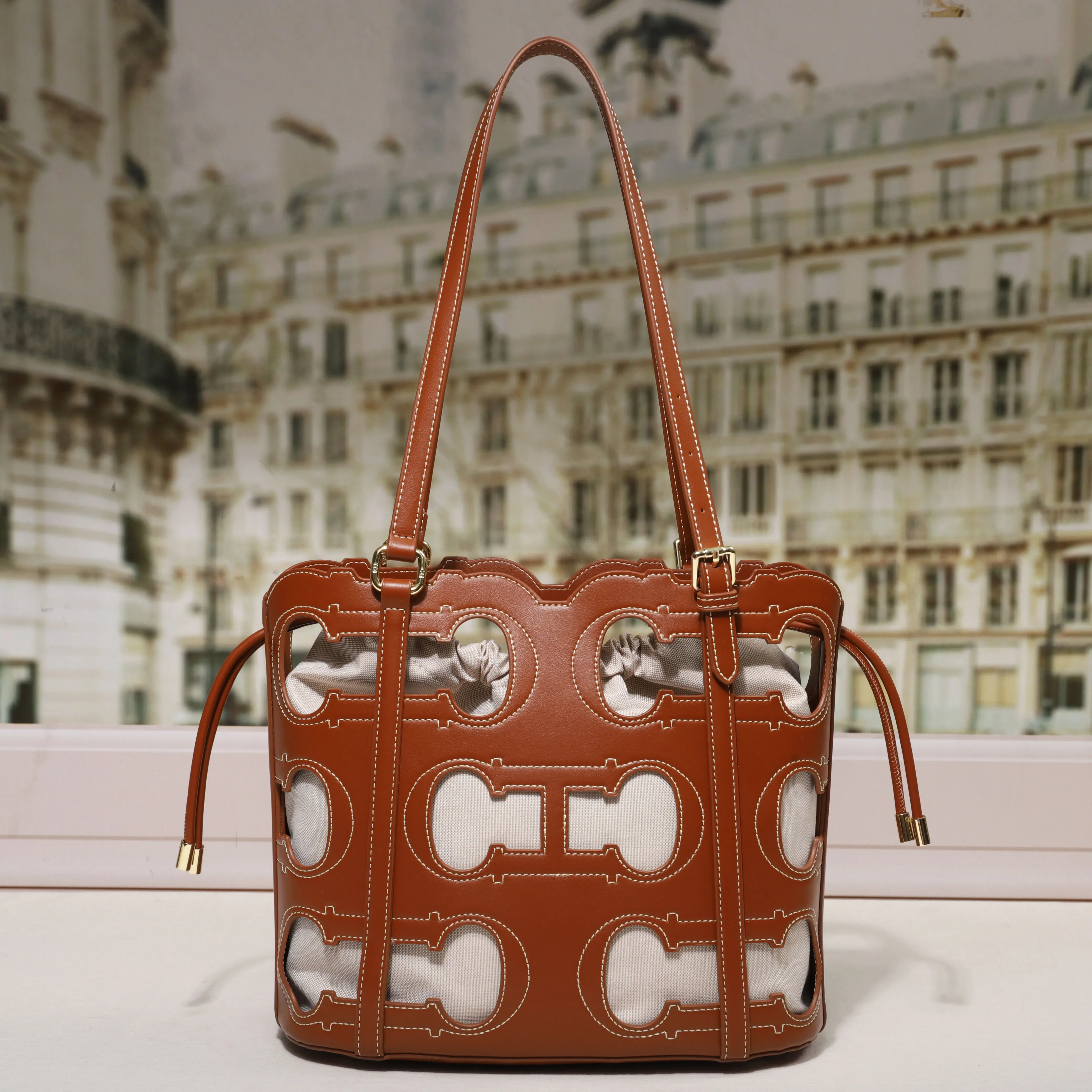 حقيبة يد نسائية بتصميم مجوف عصري من العلامة التجار...