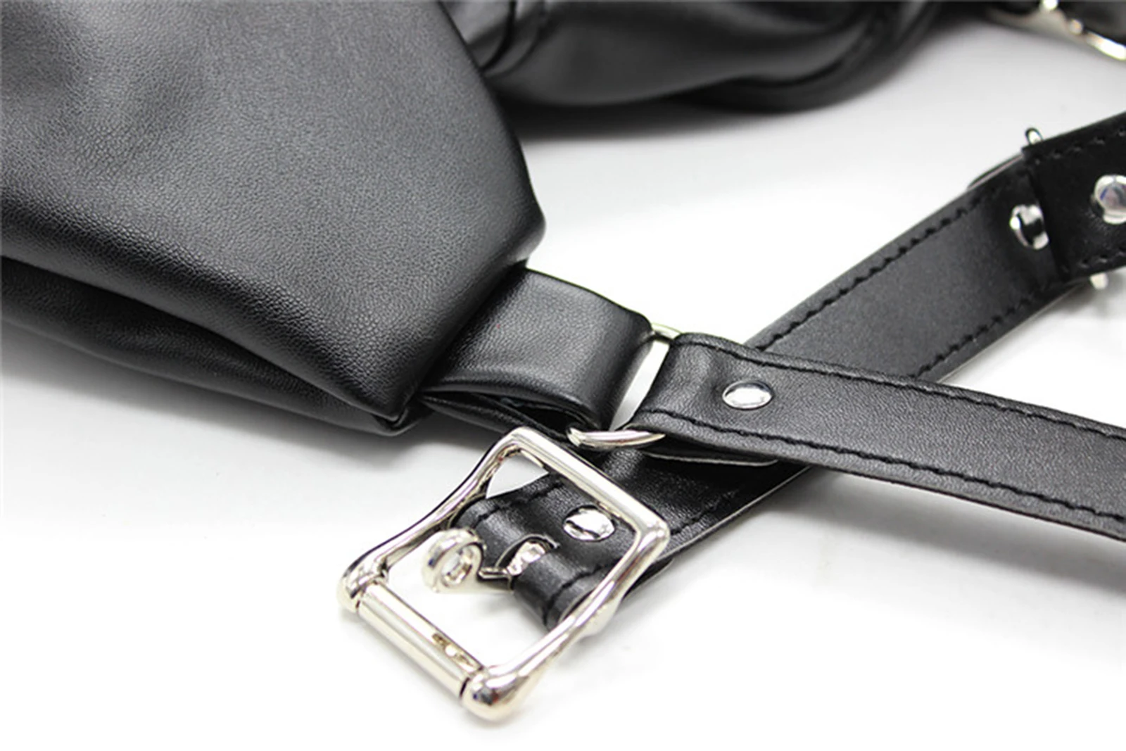 Sexy cupless bondage strait jacket top i sort og rød til kvinder_voghion.com