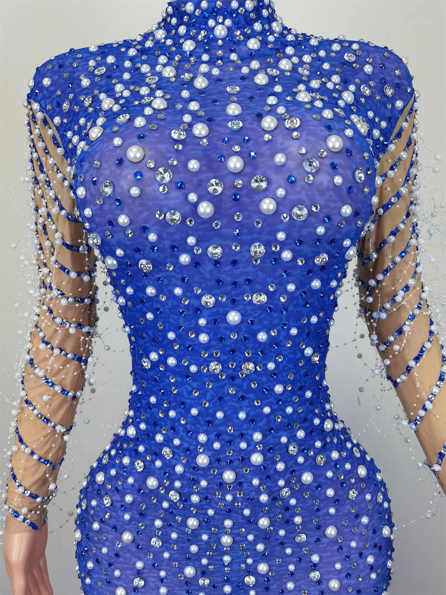 Рисунок 5 - Блестящее платье в пол с блестящими камнями