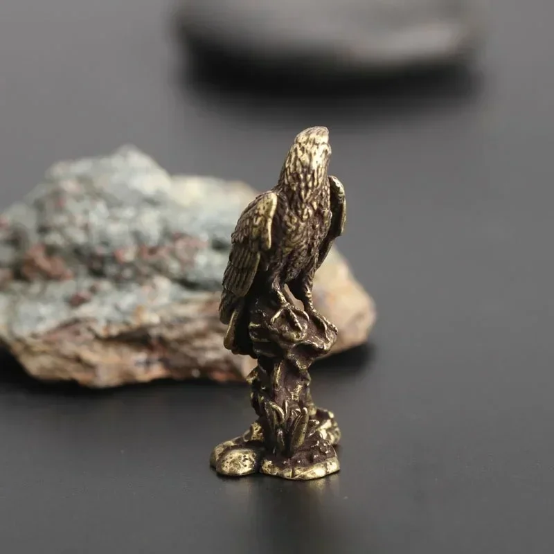 Small Creative Craft Eagle Statue Miniature Sculpture Retro Copper Bird Statue Suitable for Indoor Home Office Desk Decoration