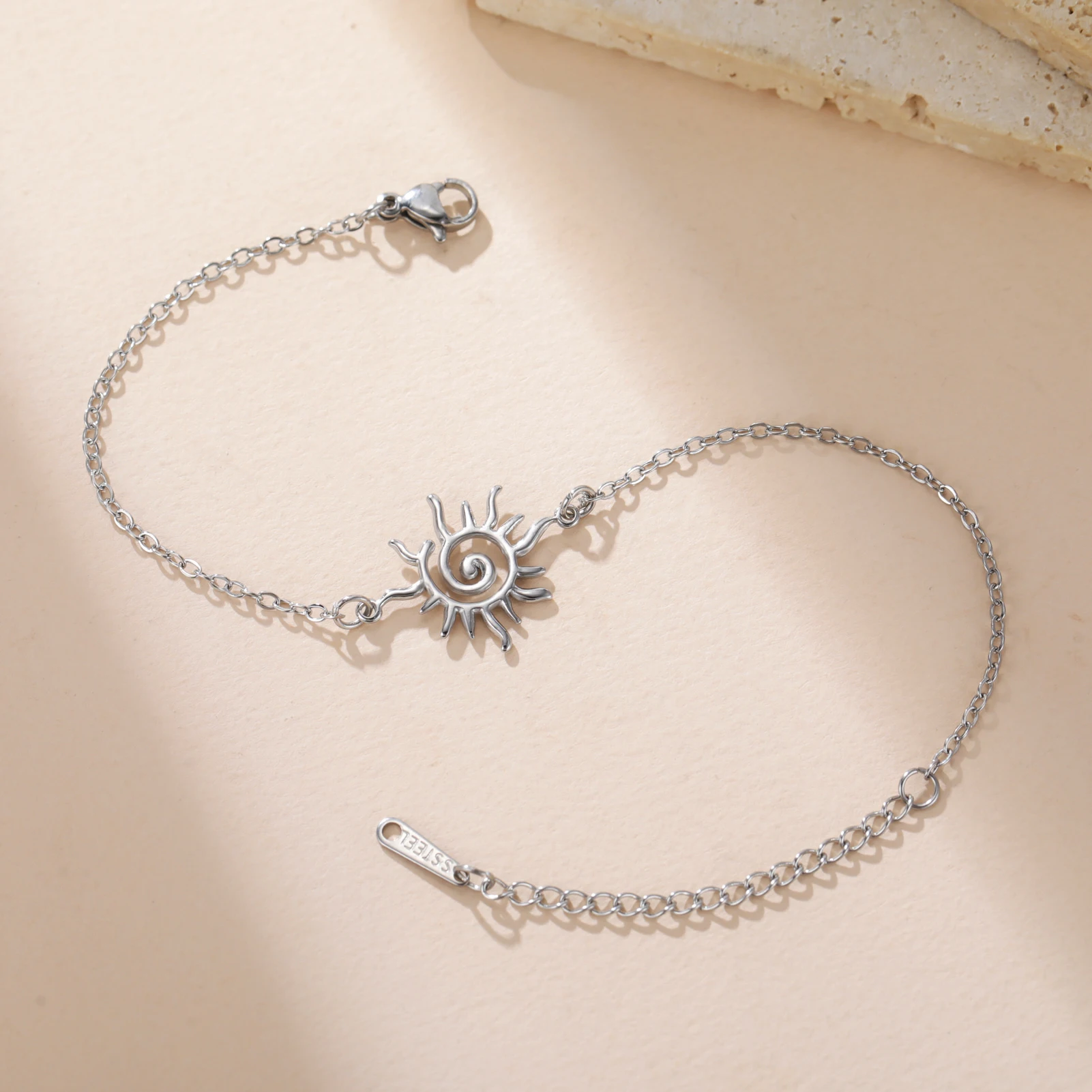 Skyrim Spirale Sonne Charm Armband Edelstahl Gold Farbe Hand Armbänder Frauen Wasserdicht Trendy Schmuck Geschenk Großhandel – Detail 9