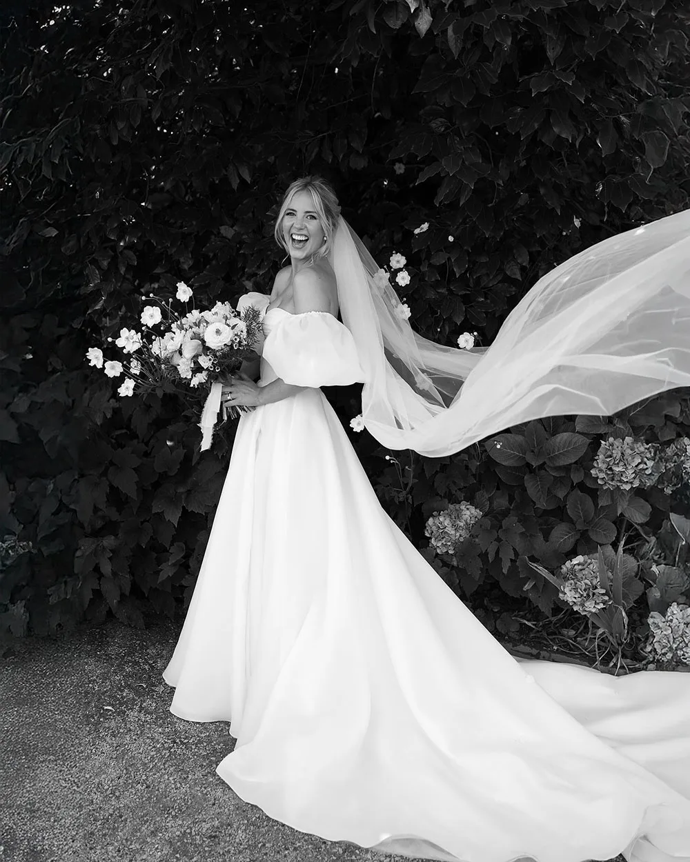 Customized Off-Shoulder Wedding Dress For Women Puff Sleeves Pleats A-Line Bridal Gown Elegant Backless Wedding Party Dress 6
