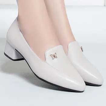 حذاء كاجوال من الجلد الناعم مزين بأحجار الراين على شكل فراشة ومقدمة مدببة 1