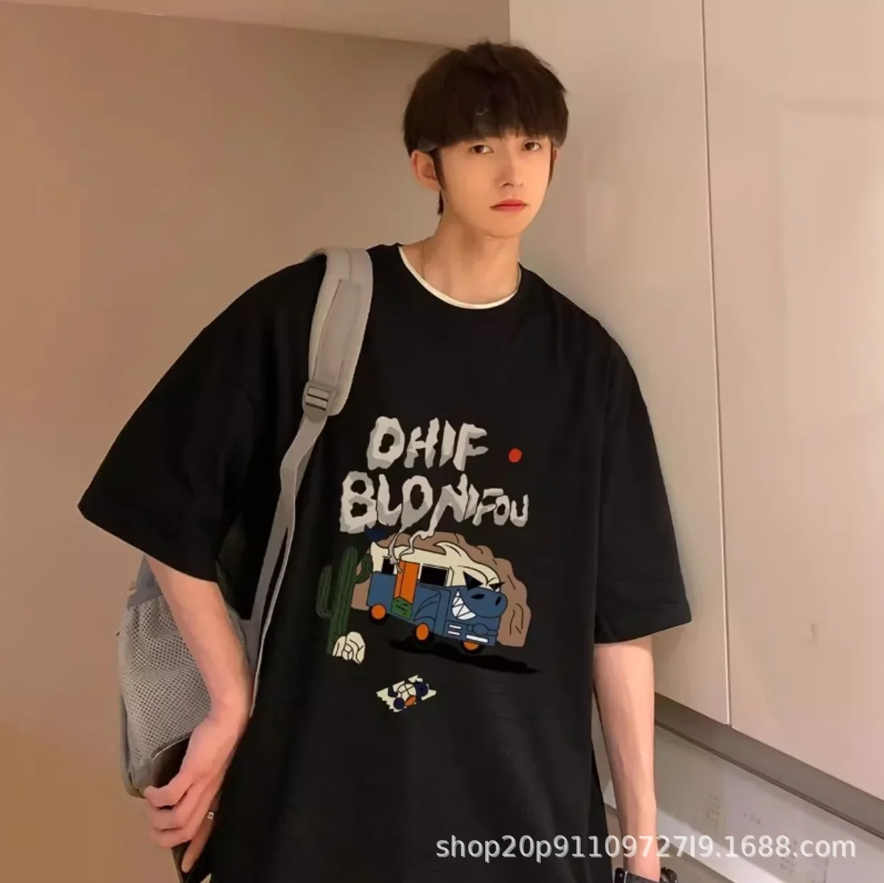 فضفاض عصري قصير الأكمام الرجال تي شيرت تنفس الكرتون طباعة الصيف أزياء عارضة أعلى نصف كم هونغ كونغ نمط المحملة