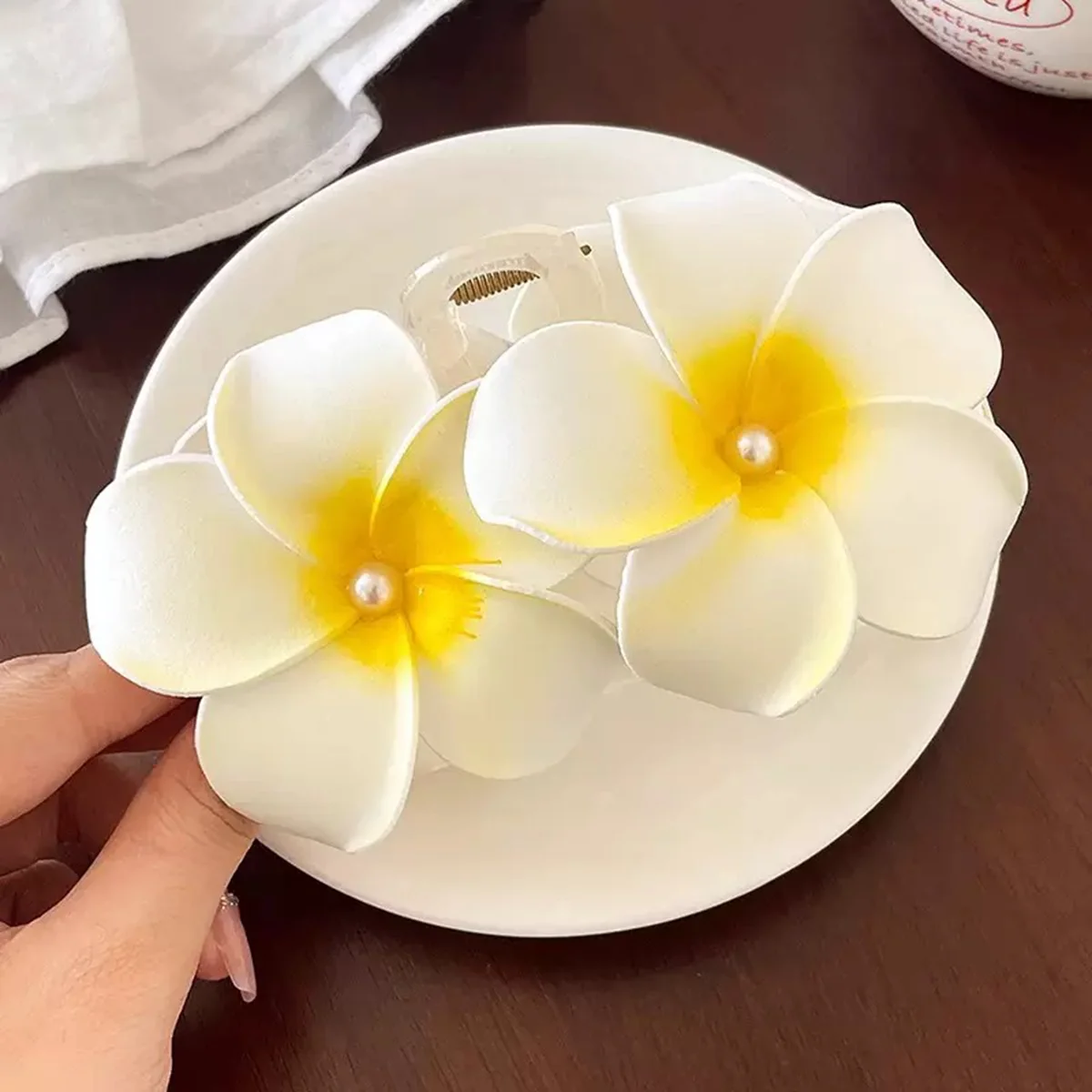 Plumeria-Blumen Haarspangen & Haargummi-Set, Niedliche Frangipani Haaraccessoires für Frauen, Boho Strand-Haardekoration für Urlaub und D – Detail 7