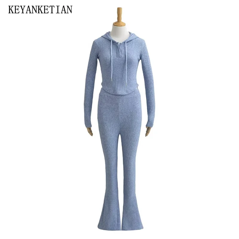 

Осенний Новый женский вязаный костюм KEYANKETIAN, стильная короткая шапка, свитер с воротником, трикотажные штаны с высокой талией и колокольчиком, женские брюки из двух частей