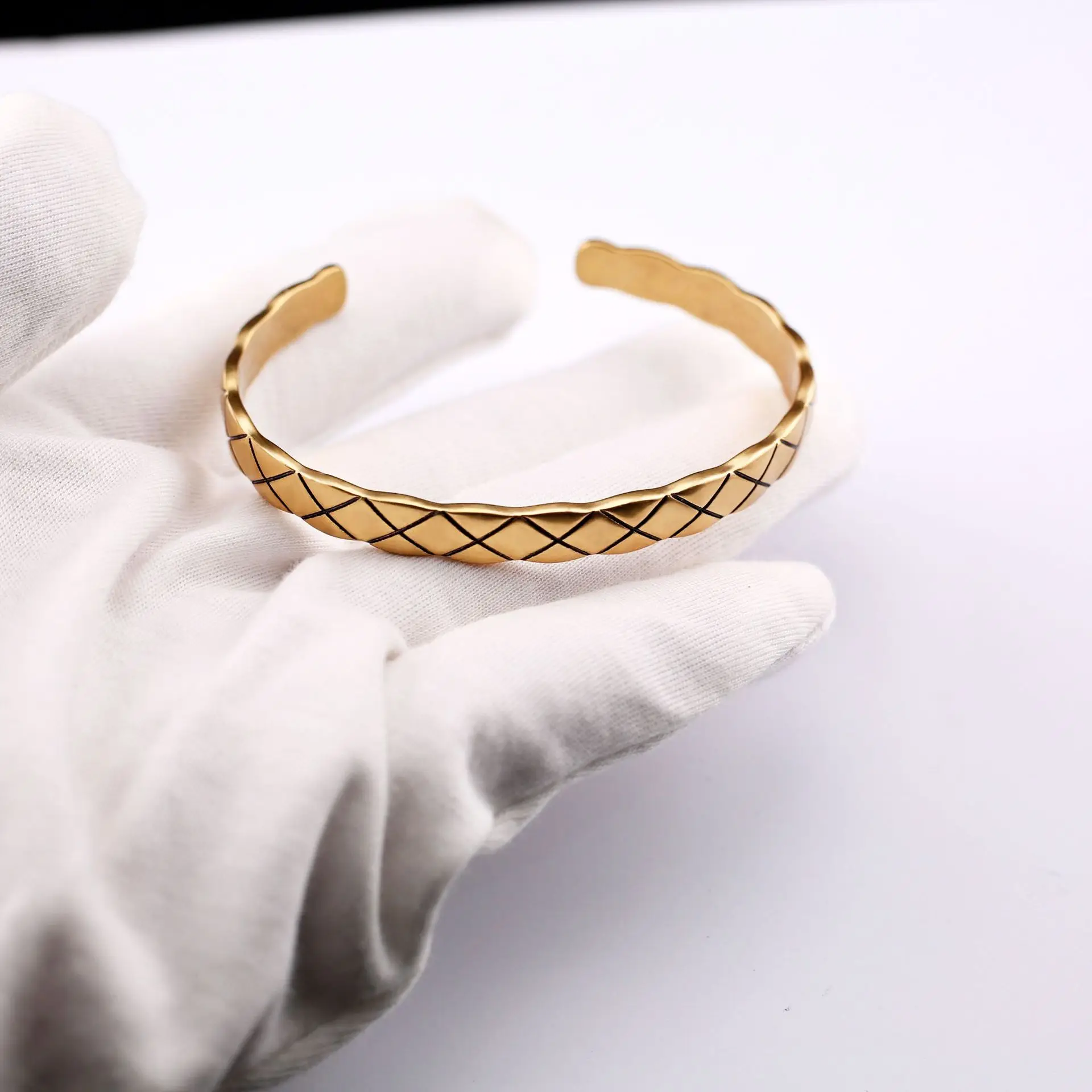 European and American style pattern fashion personality living bracelet versatile men and women same paragraphs