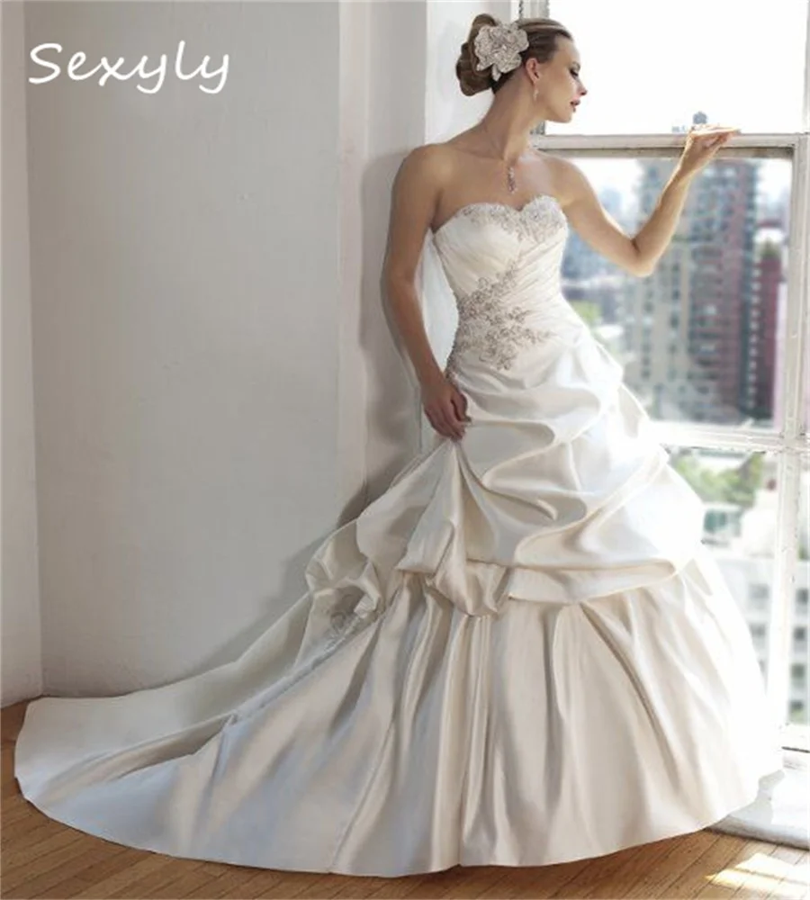 

Элегантное платье невесты из тафты с оборками и кружевом