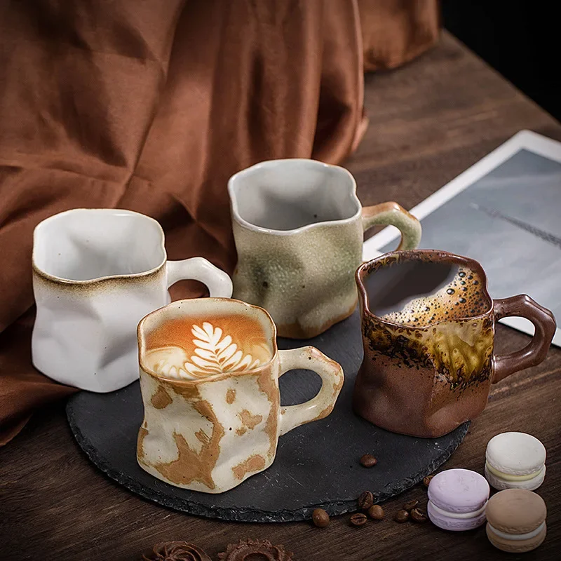 芸術的でパーソナライズされた粘土のヴィンテージコーヒーカップ