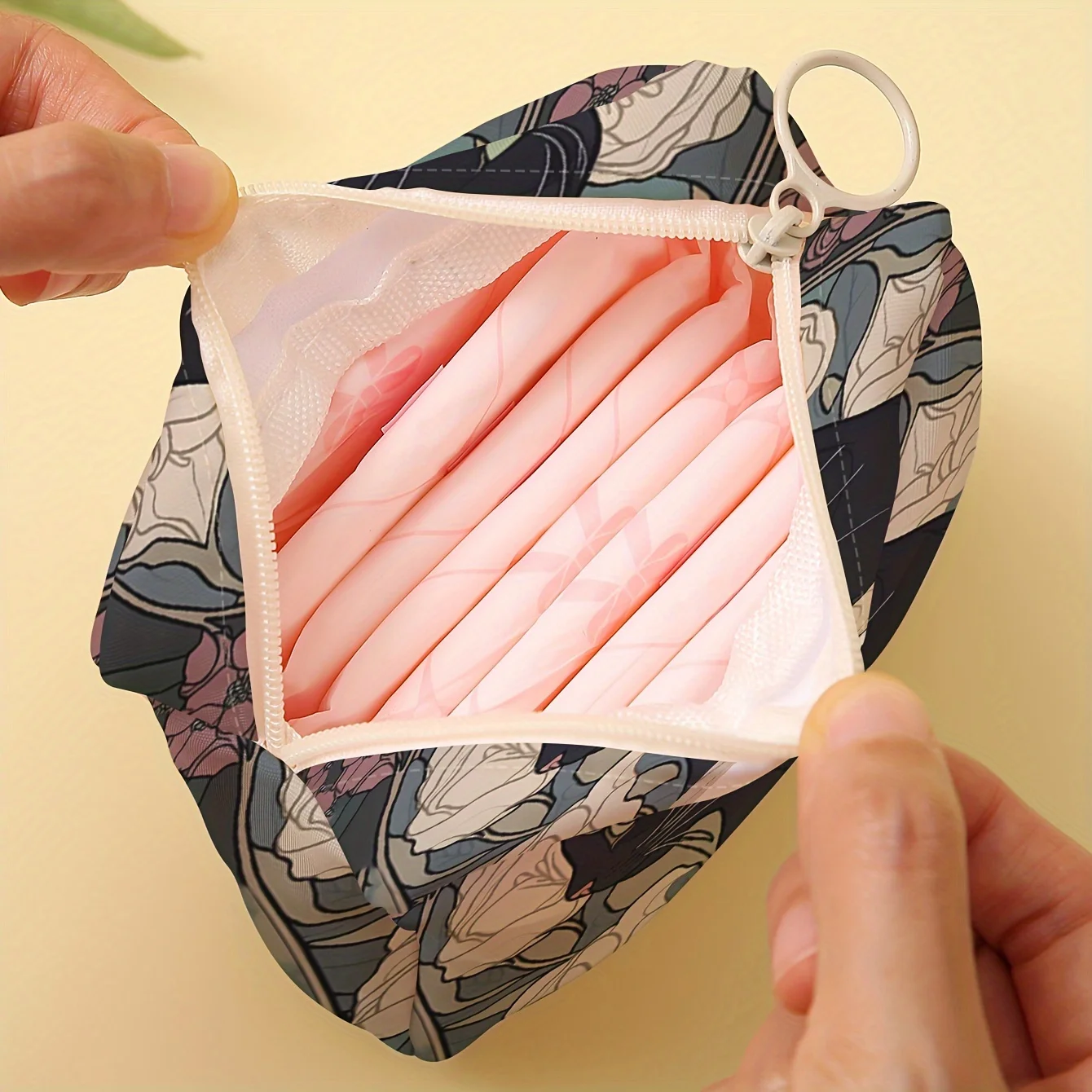 1 pc Cat pattern printed sanitary napkin storage bag, women's lightweight tissue bag, sanitary tissue bag 5