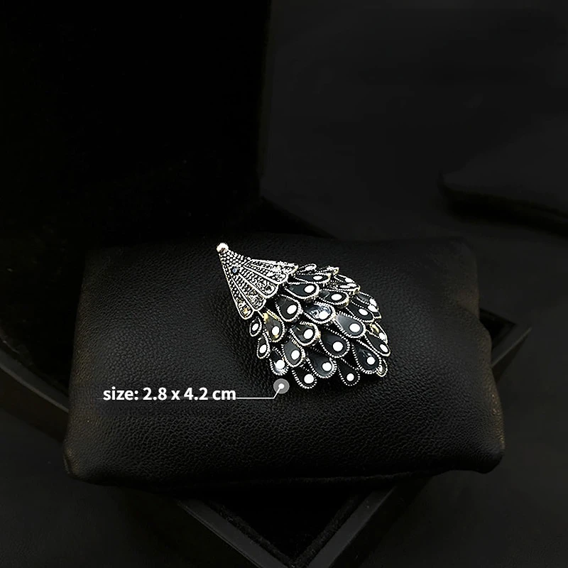 Cute Vivid Hedgehog Brooch Exquisite High-End Retro Animal Corsage Simple Men and Women Coats Pin Accessories Rhinestone Jewelry