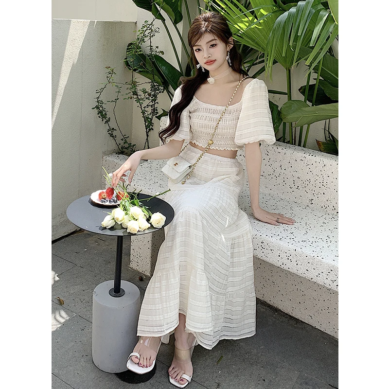 

Женский комплект из двух предметов, Новинка лета 2023, короткий топ с коротким рукавом и воротником «Word» + однотонная эластичная клетчатая юбка