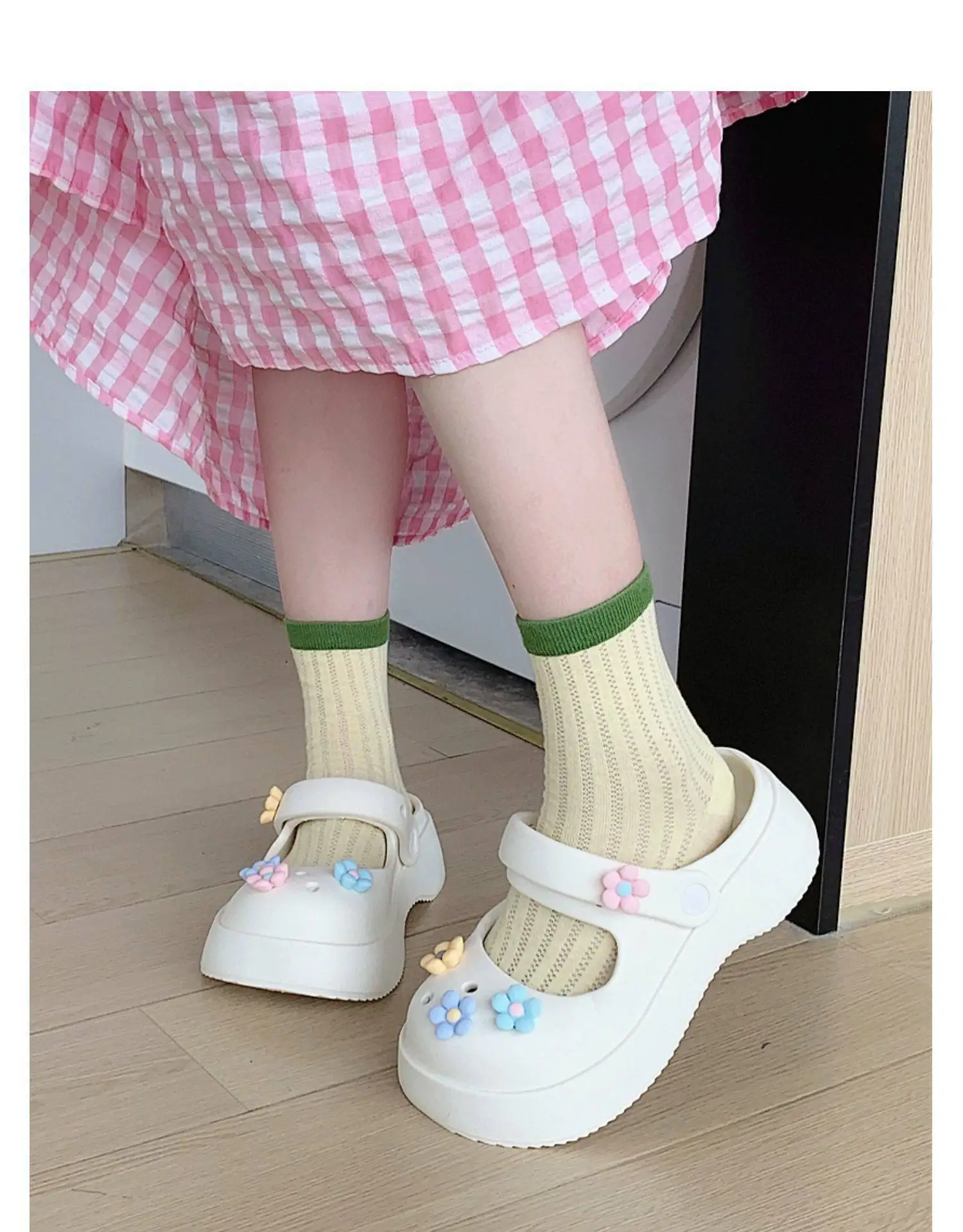 2023 New Thick Sole Summer Outwear Shoes Cute and Creative Flower Baotou Sandals Princess Style Soft Hole Slippers for Women 2