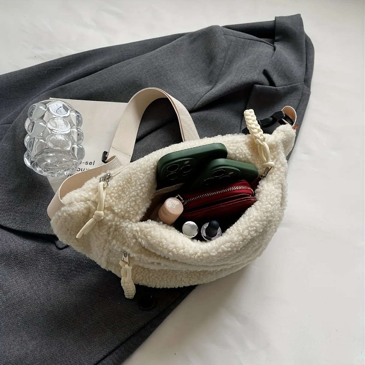 Lässige, einfarbige Brusttasche aus Plüschmaterial für Herren und Damen, modische Hüfttasche für den täglichen Pendelverkehr, Umhängetasche aus Plüsch – Detail 7