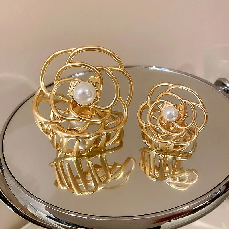 Gold Flower Hair Clips For Women French Luxury Designer Hollow Out Shark Clip Elegant Hair Accessories Ladies Pearl New Headwear vintage belts for women carved metal buckle cowgirl waistband jeans coat wide waist belt designer luxury brand accessories